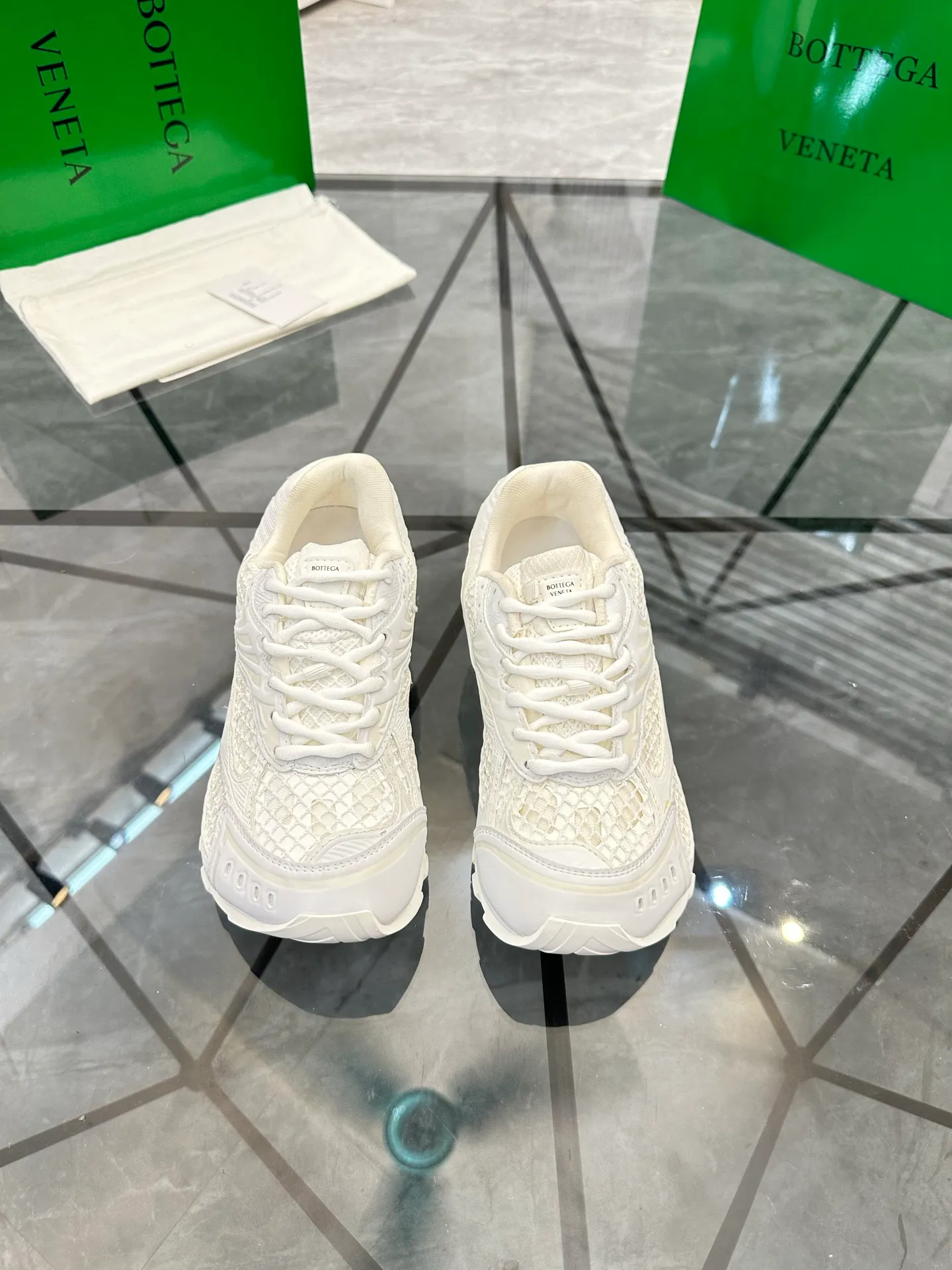 Factory men's shoes 💰: 620💰 (top version) BV Orbit sneakers Wang Yibo's same style couple's dad shoes Runner sneakers, made of lightweight technical mesh fabric. Matched with geometric pattern designed rubber outsole Wang Zha series high version Look for the package craftsmanship The actual height is much higher, but the legs are still slim. Very nice and playable and durable Matching to the standard 💯 Package shoe technology Look for the high version The outsole is made of color-blocked TPU outsole Women's model 35 36 37 38 39 40 41 (40 41 customized) Men's model 38 39 40 41 42 43 44 45. (Customized size 38 45.46) No. H345